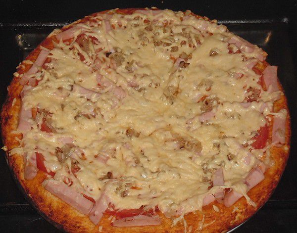 Пицца с ветчиной и сыром