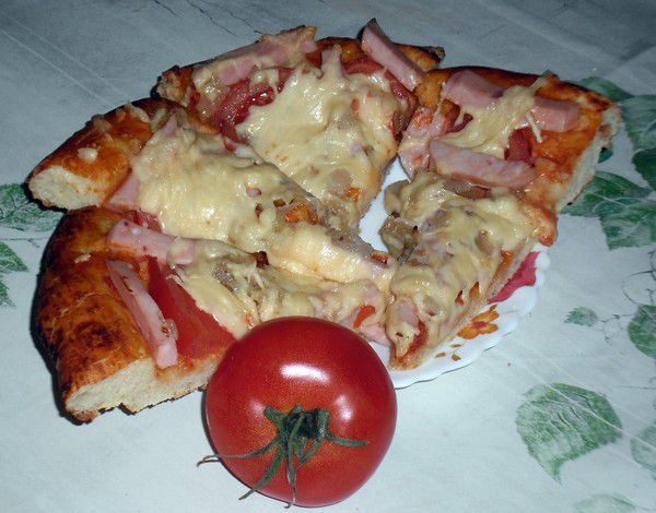 Пицца с ветчиной и сыром