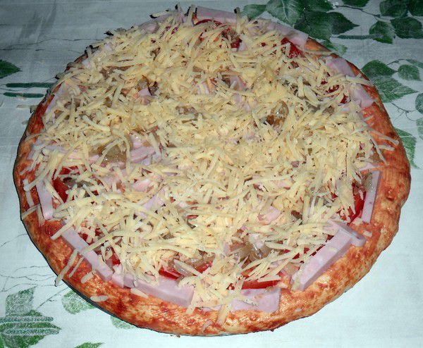 Пицца с ветчиной и сыром