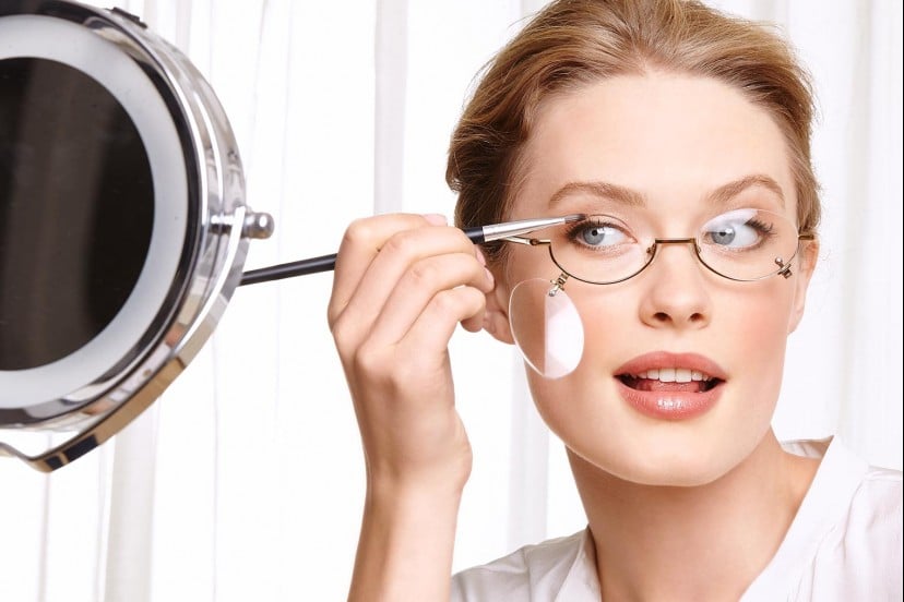 Особенности нанесения макияжа для тех, кто носит очки